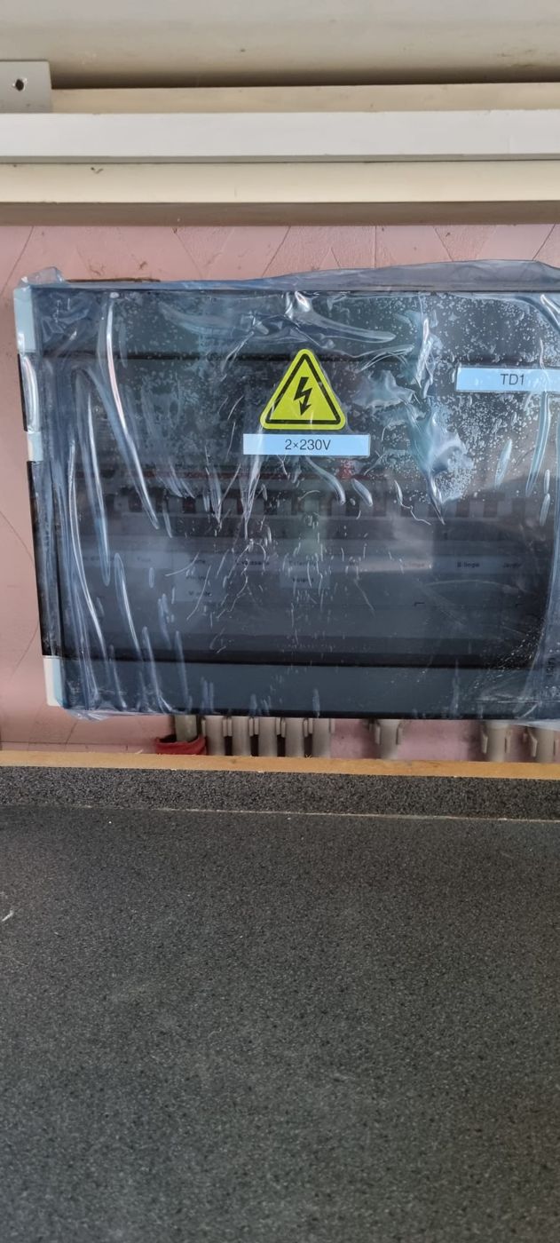 Tableau sous capot de protection — chantier SelbElec