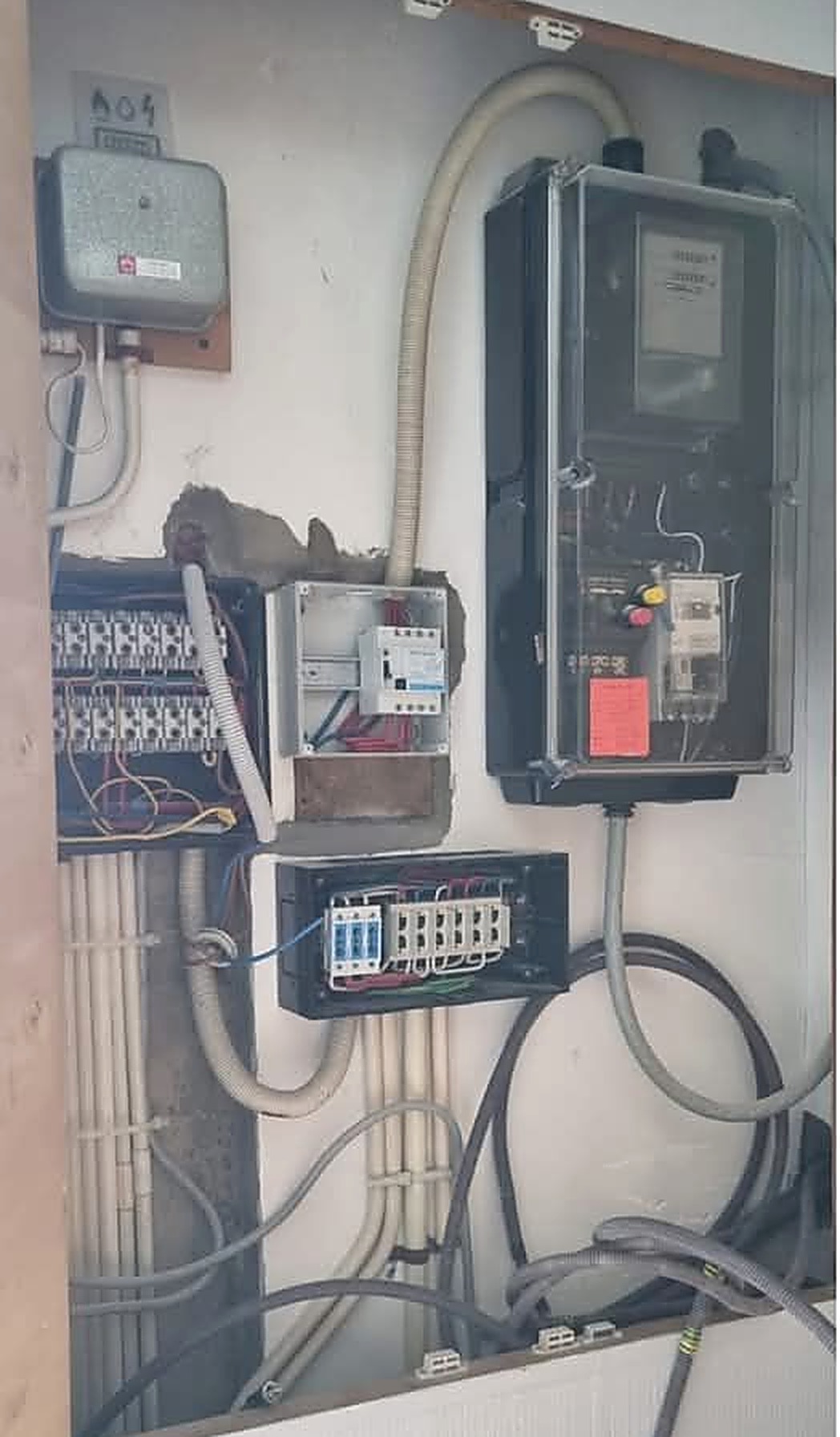 Tableau électrique vétuste avant intervention